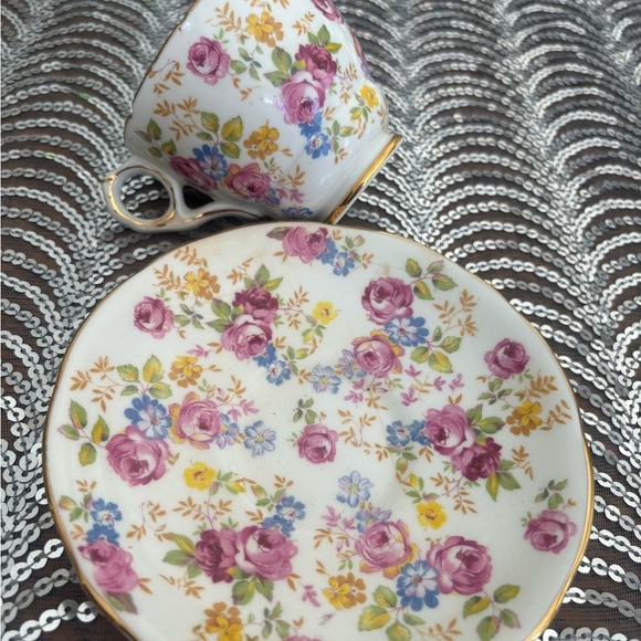 Royal Stafford "June Roses" Chintz teacup and saucer set - Picture 3 of 8